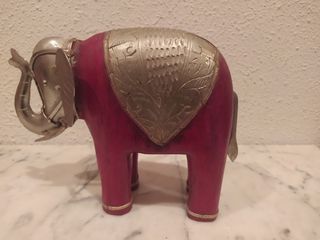 Elefante decorativo rojo y plateado
