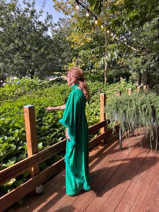 Vestido invitada verde con plumas