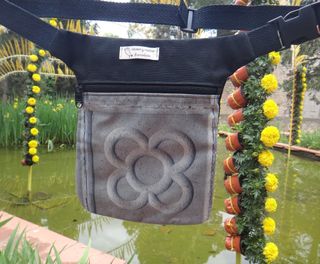Riñonera bandolera Flor de Barcelona Panot