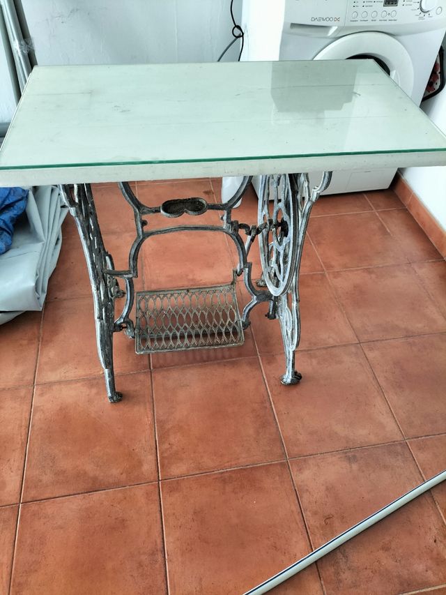 Mesa antigua patas de hierro centenarias