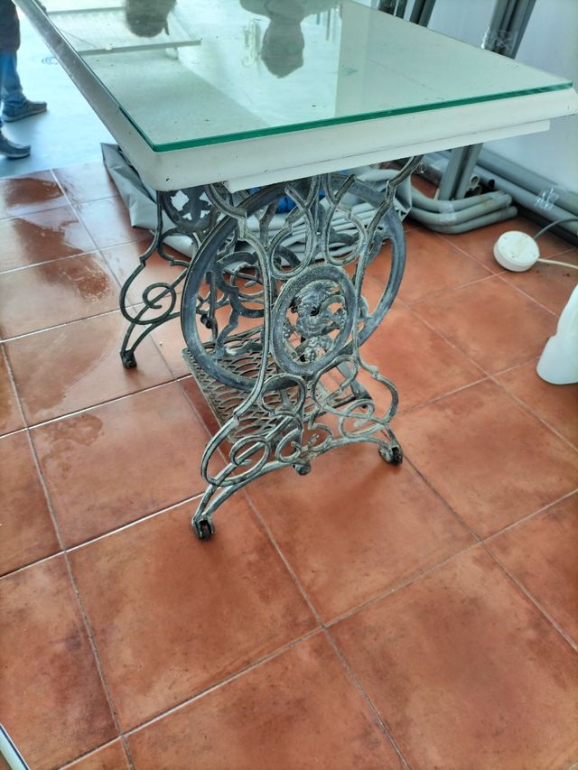 Mesa antigua patas de hierro centenarias