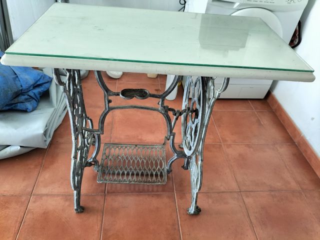 Mesa antigua patas de hierro centenarias