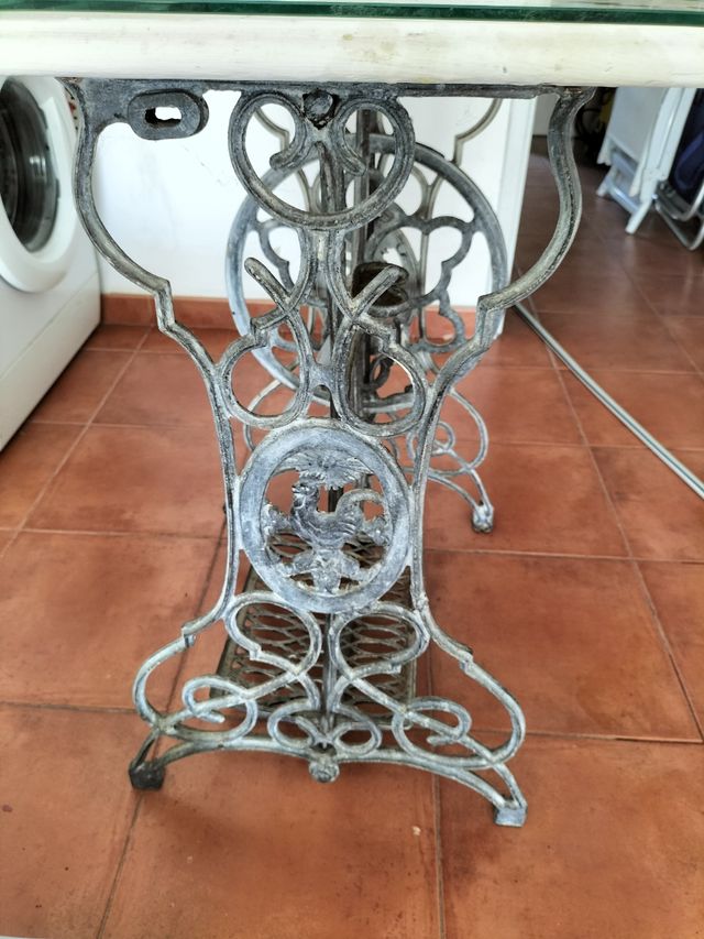 Mesa antigua patas de hierro centenarias