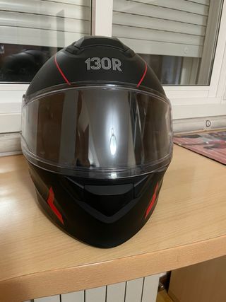 Casco de moto negro con detalles rojos