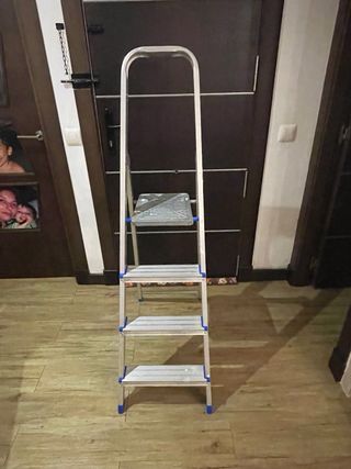Escalera aluminio 4 peldaños