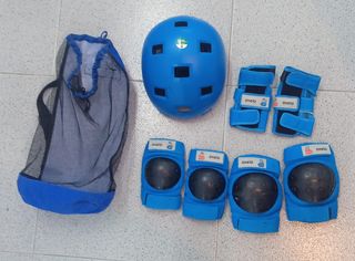 Casco y protecciones infantil para patinaje.