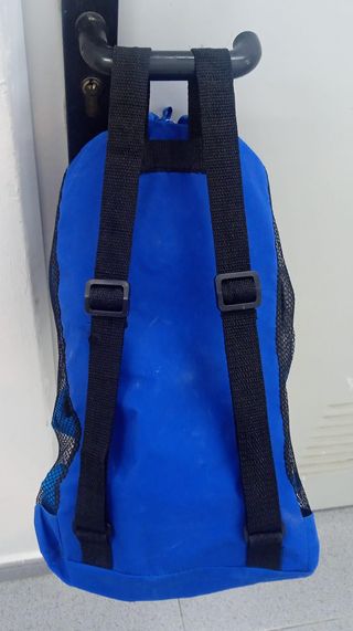 Casco y protecciones infantil para patinaje.