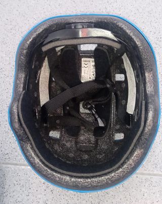 Casco y protecciones infantil para patinaje.