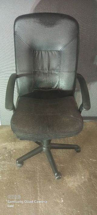 Silla giratoria de oficina negra