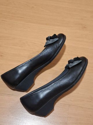 Zapatos PITILLOS negros con lazo. Número 40.