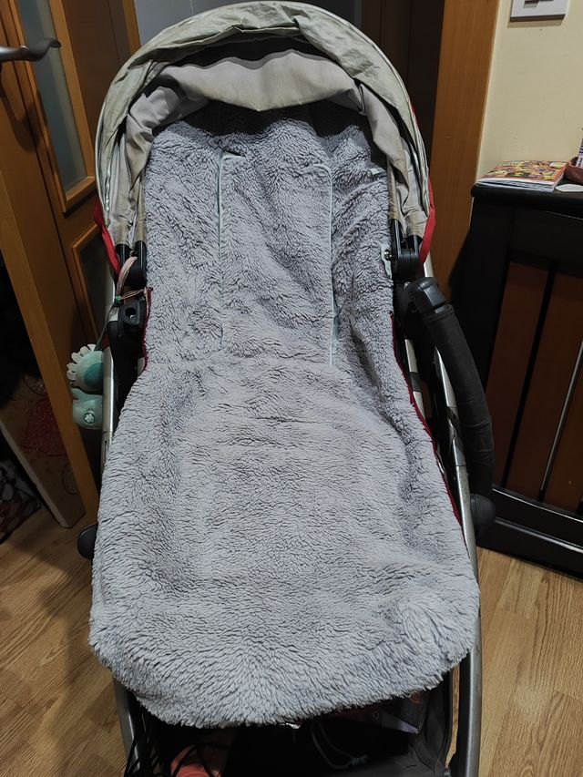 Saco de silla de bebé rojo y gris