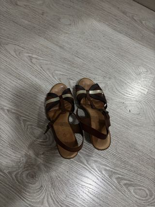 Sandalias de tiras marrón y dorado