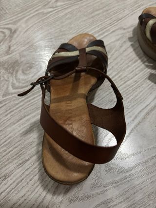 Sandalias de tiras marrón y dorado