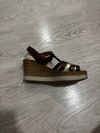 Sandalias de tiras marrón y dorado