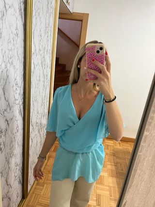 Blusa azul cruzada
