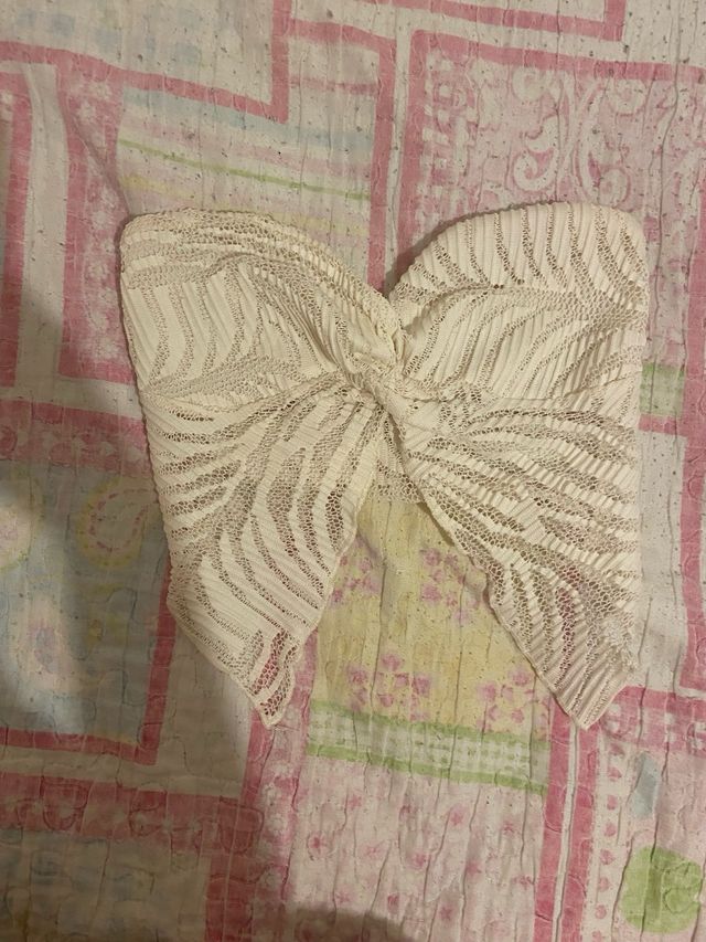 Top Bershka beige tejido