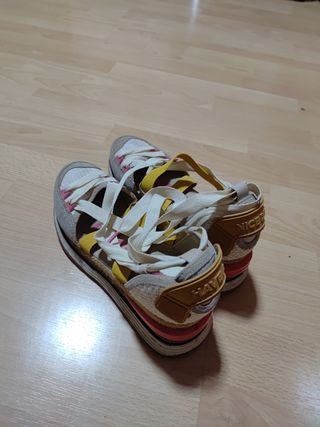 Sandalias blancas y amarillas
