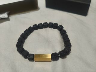 Pulsera MVMT Piedra Negra y Detalles Dorados
