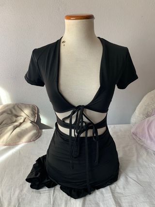 Vestido negro con escote y tiras