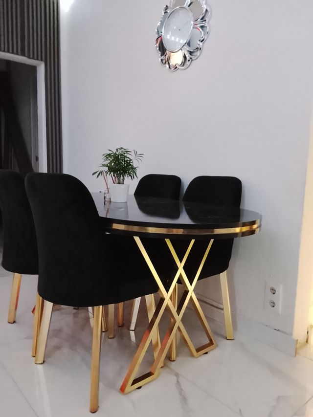 Mesa de comedor negra y dorada