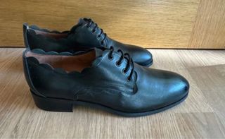 Zapatos de piel negros talla 38 con ondas