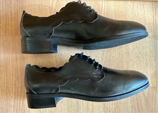 Zapatos de piel negros talla 38 con ondas