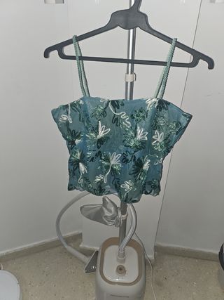 Top corto floral verde y azul