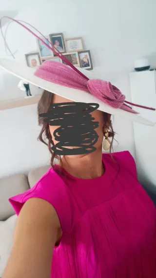 Pamela echa a mano. 