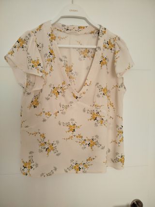 Blusa Oysho floral beige y amarilla