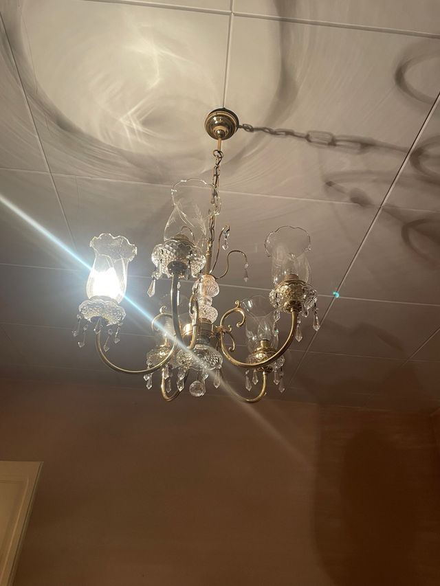 Lámpara de techo araña dorada y cristal