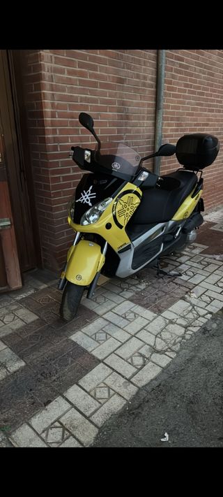 Yamaha XMAX 250 Scooter Amarillo