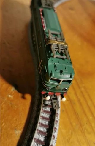 Locomotora escala N SNCF maqueta tren exposición