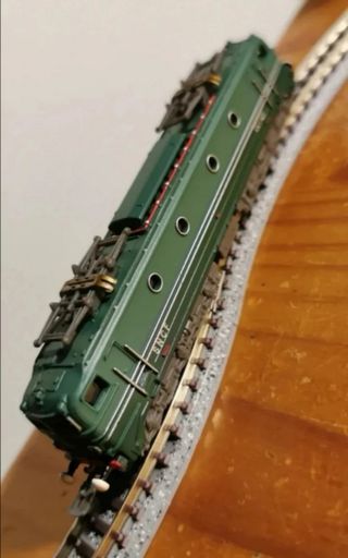 Locomotora escala N SNCF maqueta tren exposición