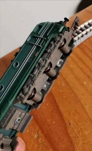 Locomotora escala N SNCF maqueta tren exposición