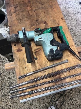 Martillo picador Hitachi junto con 5 brocas