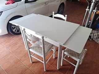 Mesa extensible y 2 sillas y dos taburetes 