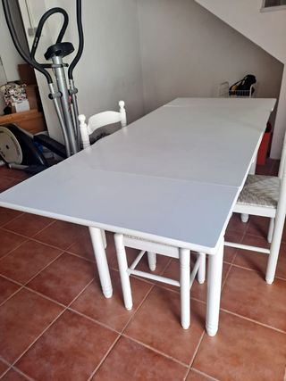 Mesa extensible y 2 sillas y dos taburetes 
