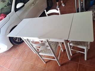 Mesa extensible y 2 sillas y dos taburetes 