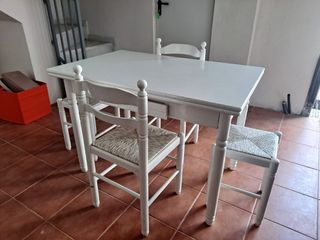 Mesa extensible y 2 sillas y dos taburetes 
