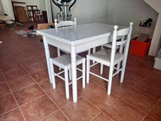 Mesa extensible y 2 sillas y dos taburetes 