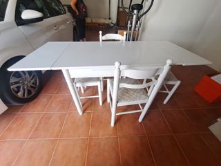 Mesa extensible y 2 sillas y dos taburetes 