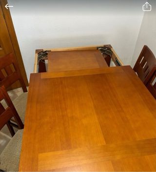 Mesa de comedor de madera