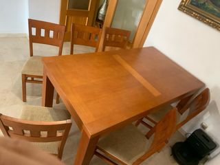 Mesa de comedor de madera