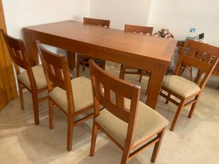 Mesa de comedor de madera