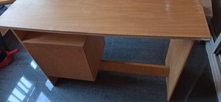 Mesa de Escritorio en madera clara con cajones