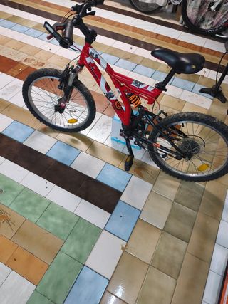 Bicicleta infantil roja
