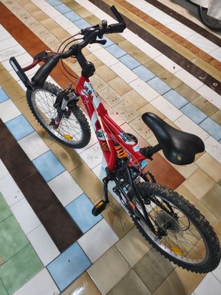Bicicleta infantil roja