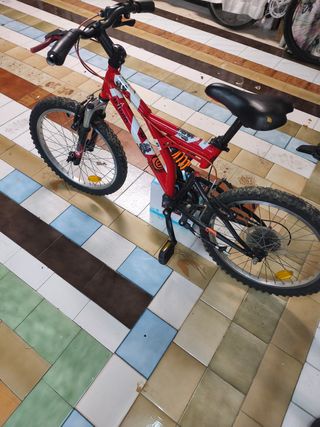 Bicicleta infantil roja
