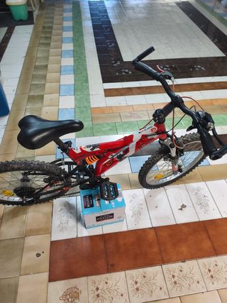 Bicicleta infantil roja