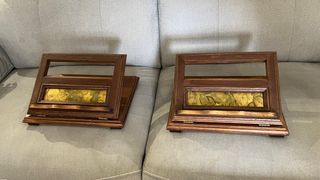 2 Atril de madera noble con detalle dorado